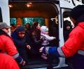 Bild: Marton Monus/dpa
Flüchtlinge aus der Ukraine kommen in einer von dem Malteserorden betriebenen Flüchtlingsunterkunft im ungarischen Beregsurány an.