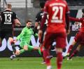 Bild: Arne Dedert/dpa
Bayerns Leroy Sané (r) erzielt das Tor zum 1:0 gegen Frankfurts Torwart Kevin Trapp.