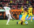 Bild: Matthias Balk/dpa
Dortmunds Jude Bellingham (r) versucht den Schuss des Augsburgers Reece Oxford zu blocken.