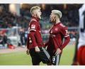 Bild: Daniel Löb/dpa
Tim Handwerker (links) und Lino Tempelmann feiern einen gewonnen Zweikampf wie ein Tor. Mit einer starken kämpferischen Leistung besiegte der Club den HSV mit 2:1.
