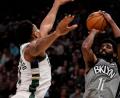 Bild: Morry Gash/AP/dpa
Kyrie Irving (r) von den Brooklyn Nets in Aktion mit Giannis Antetokounmpo von den Milwaukee Bucks.