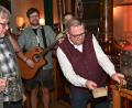 Bild: gf
Nichts verlernt hat Martin Preuß in den letzten beiden Jahren, denn wenige kräftige Schläge genügten, um das erste Fass Schloderer-Starkbier unter den kritischen Augen des Wirts Gerhard Schmidkonz (links) anzuzapfen.