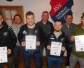Bild: hai
250 beziehungsweise 100 Mal im blau-roten Trikot für den ASV Haidenaab aufgelaufen sind Lukas Dötterl, Christian Küffner, Patrick Winde und Florian Schlicht (vorne von links). Vorsitzender Stephan Veigl, Trainer Klaus Schinner und Abteilungsleiter Stefan Reichl (hinten von links) dankten es ihnen mit Urkunden und Geschenken.