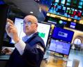 Bild: Allie Joseph/NYSE/XinHua/dpa
Ein Händler arbeitet an der New Yorker Börse.