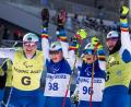 Bild: Jens Büttner/dpa-Zentralbild/dpa
Linn Kazmaier (2.v.r) jubelt mit Leonie Walter (2.v.l.) und ihren Guides Florian Baumann (r) und Pirmin Strecker.