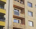 Symbolbild: indielux/picture alliance/exb
Wegen einer Photovoltaikanlage auf einem Balkon sind sich Nachbarn in einer Stadt im Landkreis Wunsiedel in die Haare geraten. Die Kläger finden, sie verunstalte die Fassade. Dem wollte der Richter nicht zustimmen.