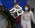 Bild: Karl-Josef Hildenbrand/dpa
Eine Ingenieursmodell eines Kleinsatelliten im Zentrum für Telematik in Würzburg.