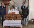 Bild: wku
Über erste Gebetszettel in der Klagemauer in der St.-Georgskirche freuen sich Thomas Pirner, Manuela Trautmann-Deinzer und Anita Dehling vom evangelischen Kirchenvorstand.