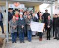 Bild: prh
Vertreter von 13 Rothenstädter Vereinen und gemeinnützigen Einrichtungen erhielten insgesamt 3640 Euro an Spenden aus dem Gewinnspartopf der Filiale der Volksbank Raiffeisenbank Nordoberpfalz eG. Geschäftsstellenleiter Peter Gmeiner (links) übergab symbolisch einen Scheck.