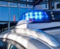 Bild: David Inderlied/dpa/Symbolbild
Ein Blaulicht leuchtet auf dem Dach eines Polizeiwagens.