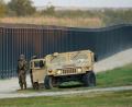 Bild: Eric Gay/AP/dpa
Bewaffnete Nationalgardisten stehen neben einem Militärfahrzeug in der US-Grenzstadt Del Rio. (Archivbild)
