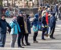 Bild: Daniel Karmann/dpa
Teilnehmer einer Demonstration zum Ukraine-Konflikt bilden eine Menschenkette.