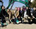 Bild: Hirsch
Symbolischer Spatenstich für den Breitbandausbau „Schwandorf Nord“. Von links: Dominik Hauser (Breitbandbeauftragter im Landkreis Schwandorf), Gerhard Grabinger (Tiefbauabteilung Schwandorf), Maria Schuierer (Breitbandpatin Schwandorf), Markus Größwagen (Bauleiter), Oberbürgermeister Andreas Feller, Landrat Thomas Ebeling, Sebastian Schmid (Telekom) und Thomas Mückel (Projektleiter).