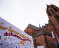 Archivbild: Andreas Arnold
Zur ersten Synodalen Versammlung Ende Januar 2020 demonstrierten Frauen vor dem Frankfurter Dom. Auf ihrem Protestbanner nahmen sie den Vatikan ins Visier: "Der synodale Weg ist lang, . der Kurie wird angst und bang" .