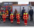 Bild: mde
Karl Reger (hinten, Mitte) von der Dorfgemeinschaft Köglitz überreichte 1000 Euro an die Feuerwehr Atzmannsberg-Köglitz für die Nachwuchsarbeit. Das Geld nahm Andreas Schraml (Zweiter von links) in Empfang. Danke sagten auch Kommandant Richard Prieschenk (links), Kreisbrandmeister und Vorsitzender Alois Schindler sowie der Betreuer der Kinderfeuerwehr, Klaus Bothner. Vier junge Nachwuchskräfte präsentierten die Kinderfeuerwehrschutzanzüge.