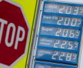 Bild: Sven Hoppe/dpa
Ein Stoppchild steht neben einer Anzeigentafel von Preisen für Diesel und Benzin an einer Tankstelle.