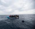 Bild: Andoni Lubaki/AP/dpa
Ein Holzboot mit 28 Flüchtlingen aus Afrika und dem Maghreb wird von der Nichtregierungsorganisation Open Arms vor der libyschen Küste im Mittelmeer gerettet (Symbolbild).