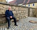 Bild: Eichl
Er gilt als Oberpfälzer Witzepfarrer, dabei geht es ihm „nur um den guten Witz“, wie Alfons Forster betont. Aber er kann schon lange nirgendwo mehr hingehen ohne einen Spickzettel, auf dem er sich ein paar Witze notiert hat, weil er immerzu hört: "Herr Pfarrer, erzählen Sie doch einen Witz..." Und wenn er nach einem solchen gefragt wird, fällt ihm meist partout keiner ein.