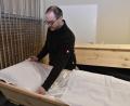 Bild: Petra Hartl
Der Tote soll es gemütlich haben: Friedhofswärter Daniel Eckl bereitet im Leichenhaus einen Kiefernholz-Sarg vor. Die Sargwäsche besteht aus Kissen, Decke und Auskleidung, sie verrottet mit dem Sarg und dem Toten in der Erde.