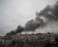 Bild: Evgeniy Maloletka/AP/dpa
Rauch steigt auf nach dem Beschuss durch russische Streitkräfte in Mariupol.