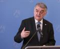 Bild: David Young/dpa
Herbert Reul (CDU), Innenminister von Nordrhein-Westfalen, spricht.