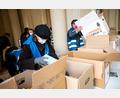 Bild: Fabian Sommer/dpa
Freiwilige Helfer packen am Berliner Humboldt Forum Hilfsgüter in Kisten.