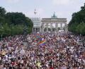 Bild: Jörg Carstensen/dpa
Tausende Menschen nahmen 2021 am Christopher Street Day (CSD) vor dem Brandenburger Tor teil.