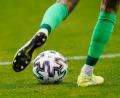 Bild: Uwe Anspach/dpa/Symbolbild
Ein Fußballspieler spielt den Ball.