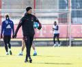 Bild: Matthias Balk/dpa/Archivbild
Trainer Julian Nagelsmann mit einem Ball unter dem Arm über den Platz und leitet das Training.