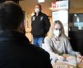 Bild: Gabi Schönberger
Heimleiterin Stefanie Schricker empfängt einen Gast im Caritas-Seniorenheim St. Martin in Neustadt. Besuche sind mit einem aktuellen Schnelltest unabhängig vom Impfstatus möglich.