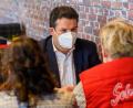 Bild: Klaus-Dietmar Gabbert/dpa-Zentralbild/dpa
SPD-Arbeitsminister Hubertus Heil spricht in einer Bäckerei mit Mitarbeiterinnen, die vom neuen Mindestlohn profitieren könnten.
