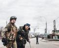 Bild: Diego Herrera/EUROPA PRESS/dpa
Ein ukrainischer Soldat hilft einem älteren Mann, die Straße zu überqueren.