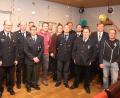 Bild: aun
Die Feuerwehr Utzenhofen wählt einen neuen Vorstand, an dessen Spitze Vorsitzender Hubert Zollbrecht (Dritter von rechts) und sein Stellvertreter Erwin Schmidbauer (Dritter von links) stehen. Es gratulieren Kreisbrandinspektor Hubert Blödt (links) und Bürgermeister Stefan Braun (Zweiter von rechts).