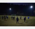 Bild: bnr
Die neue Flutlichtanlage am Trainingsplatz des TSV Trausnitz spart Energie und bietet optimale Trainingsmöglichkeiten.