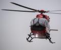 Bild: Stefan Sauer/dpa/Symbolbild
Ein Rettungshubschrauber fliegt über den Flugplatz eines Krankenhauses.