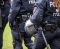 Bild: Lino Mirgeler/dpa
„Man sollte sich die Frage stellen, ob wirklich jede Polizeibeamtin und jeder Polizeibeamte ständig eine Schusswaffe mit sich herumtragen sollte.“