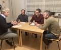 Bild: Markt Floß/exb
Freunde, die fassungslos auf den Krieg blicken: Ilya Lianskiy (Russland), Aleksej Patsko (Weißrussland) und Ihor Smolkin (Ukraine) im Gespräch mit Bürgermeister Robert Lindner (von rechts).
