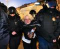 Bild: Dmitri Lovetsky/AP/dpa
Überall in Russland gehen Menschen gegen den Krieg auf die Straße - viele werden festgenommen, wie hier eine Frau in St. Petersburg Ende Februar.