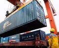 Bild: Chen Sihan/XinHua/dpa
Ein Container wird am Nordbahnhof von Changsha verladen.