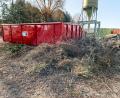 Bild: fpoz
Nachdem der Container zum Entleeren weggefahren worden war, kippten Gartenbesitzer ihre Abfälle einfach auf das Gelände. Dabei wurden auch Plastikbehältnisse mit entsorgt.