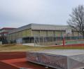 Bild: as
Seit 1976 steht die Dreifachsporthalle beim Stiftland-Gymnasium. Im Vordergrund ist der Sportplatz zu sehen, am rechten Bildrand der bereits 2020 neu angelegte Allwetterplatz.