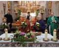 Bild: Birgit Übelmesser/exb
Gertraud Gailer (vordere Reihe, von links), Resi Werner und Johanna Groß wurden bei einem Gottesdienst in Kastl für ihre Hilfe beim Sauberhalten der Kirche bedacht. Pfarrgemeinderatssprecher Thomas Deubzer (hintere Reihe, von links), Elisabeth Merkl sowie Pfarrer Heribert Stretz bedankten sich für den Einsatz der Damen.