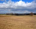 Bild: fjo
Bis zu den Neubauten in den "Sommerwiesen" (links) und zur großen böhmisch-bayerischen Stromleitung (hinten, Mitte) plant die Stadt ein neues Industrie- und Gewerbegebiet. Ganz im Hintergrund rechts ist noch der Fahrenberg zu sehen.