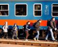 Bild: Darko Vojinovic/AP/dpa
Flüchtlinge, die vor dem Krieg in der Ukraine geflohen sind, kommen am ungarischen Bahnhof in Zahony an.