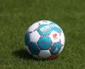 Bild: Guido Kirchner/dpa/Symbolbild
Der Spielball der Saison 2021/2022 der Bundesliga liegt auf dem Rasen.