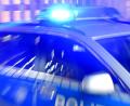 Symbolbild: Carsten Rehder/dpa
Ein Streifenwagen der Polizei steht mit eingeschaltetem Blaulicht auf der Straße.