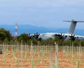 Bild: Luis Vizcaíno/EUROPA PRESS/dpa
Ein Flugzeug der spanischen Luftwaffe holt am Freitag die Waffenlieferung für die Ukraine ab.