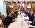Bild: Uncredited/BelTA/AP/dpa
Das von der belarussischen Staatsagentur BelTA verbreitete Bild zeigt ukrainische und russische Vertreter, die an der dritten Gesprächsrunde in Brest, Belarus, teilnehmen.
