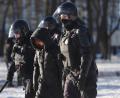 Bild: Stringer/SOPA Images via ZUMA Press Wire/dpa
Polizeibeamte nehmen am Sonntag eine Demonstrantin in St. Petersburg fest.