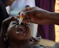 Bild: Nicholas Kajoba/XinHua/dpa
Ein Kind erhält einen Impfstoff gegen Polio.